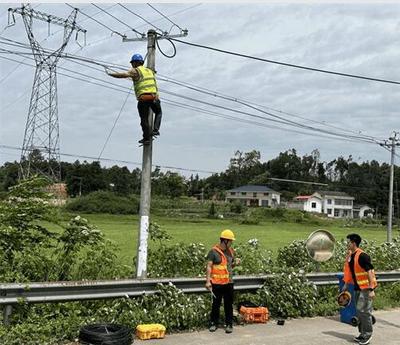 信息通信学院志愿服务队星夜驰援岳阳，抢修通信线路筑牢抗灾“生命线”