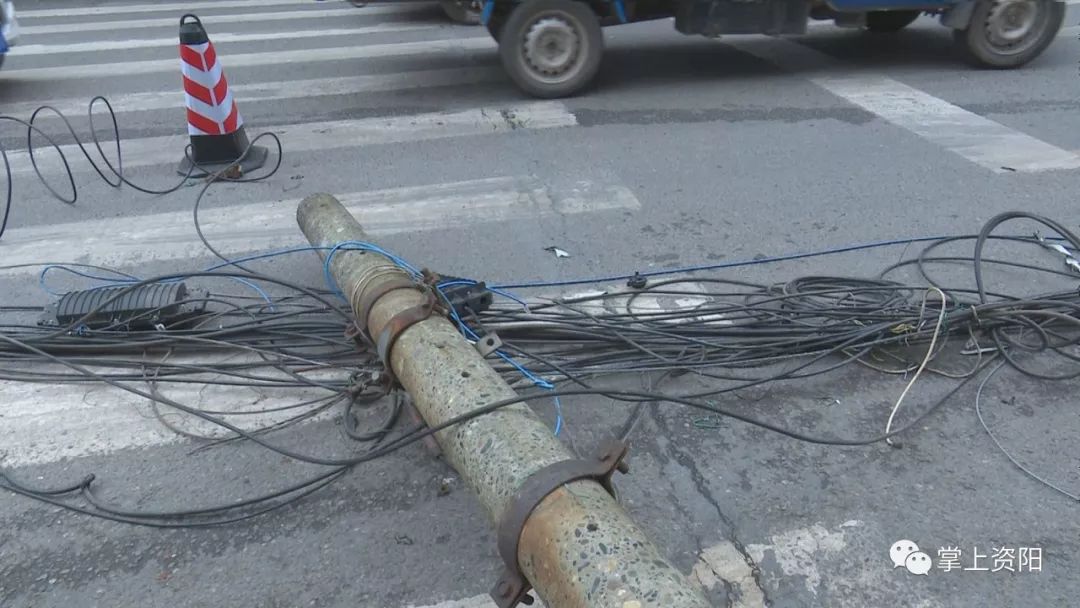 货车挂断七根电杆，通信线路受损严重